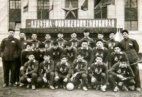 1955年,南京市足球队队员合影(第一排右二为厉声教)