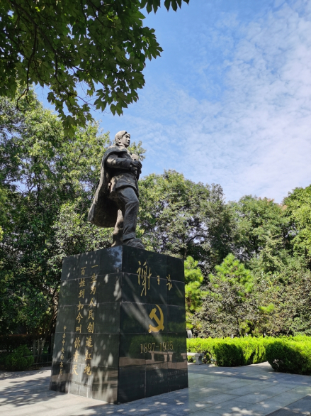 谢子长雕像