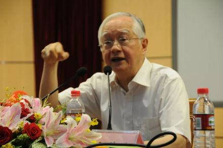 2009年6月，吴敬琏在母校金陵中学演讲