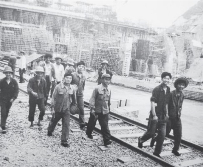1957年，新安江水电站的建设者们