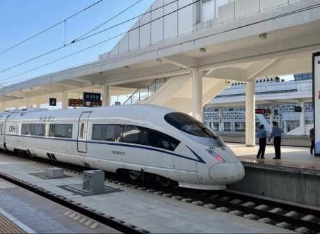 和谐号CRH380B-5878停靠在周口东站4站台