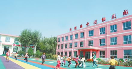 孩子们在临夏市折桥镇中心幼儿园玩耍
