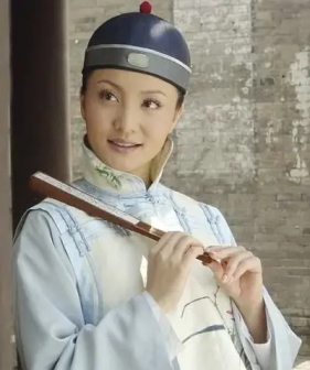 《梧桐相思雨》中饰演宝龄格格