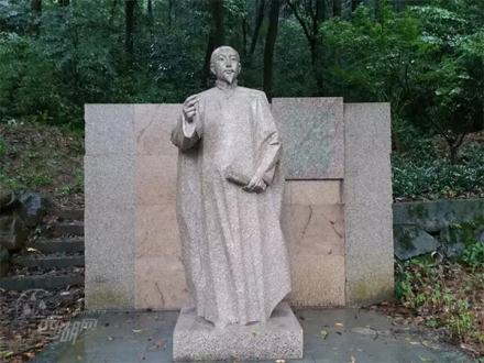西溪沿山慢行道上的“厉鹗吟咏”雕塑