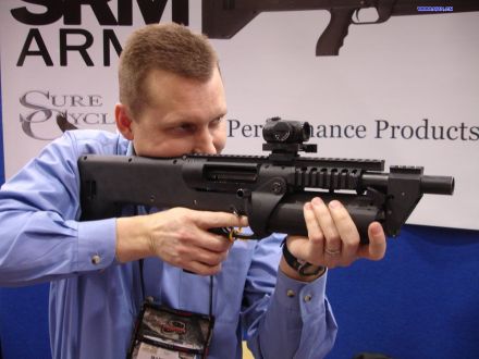 防务展上的M1216霰弹枪