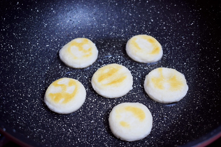 糍粑煎熟