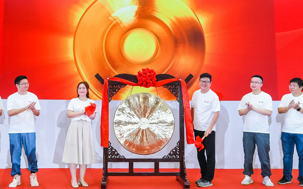 2020年6月，网易在香港上市，丁磊在杭州云敲锣