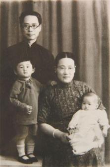 1933年,许地山周俟结婚四周年纪念,母亲周俟松怀中为许燕吉