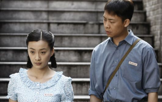 徐梵溪(左一)《雪花那个飘》中饰演初萌