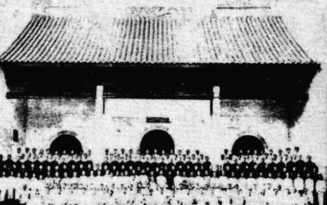 1904年黄兴与明德学堂师生在左文襄祠正殿前合影
