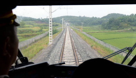 行驶在兰渝铁路广安支线上的动车
