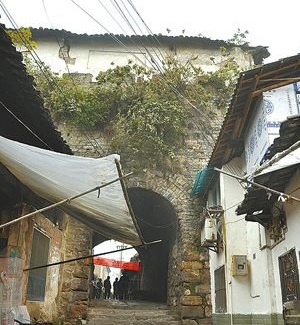 施南府古城南门