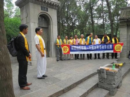 2018年韩国代表团在白园祭拜留影