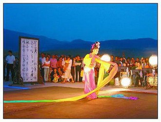 图4 玉垒花灯戏演出 