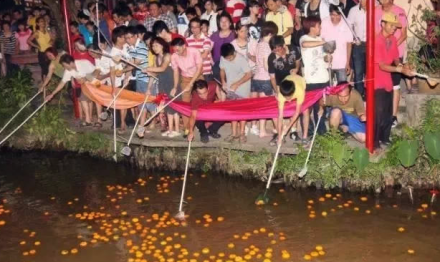 马来西亚 · 男抛香蕉女挂柑