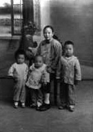 胡思杜（左2）与母亲等人合影