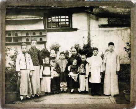 詹天佑与夫人及八个孩子合影，约摄于1909年(上海图书馆馆藏