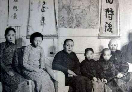 吴佩孚（右一）全家合影