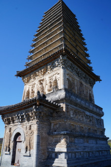 青峰塔南面