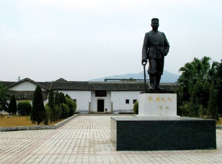 叶挺雕像