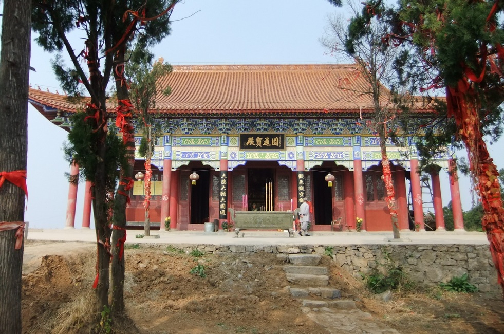 山顶的圆通殿