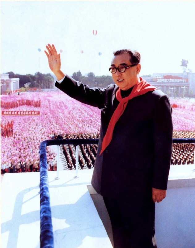 金日成在广场向人民挥手致敬