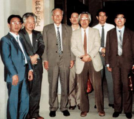 1985年，郭承基（左三）与日本研究人员在一起
