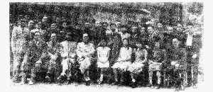 1947年，傅作义与《平明日报》部分职工在北平合影。