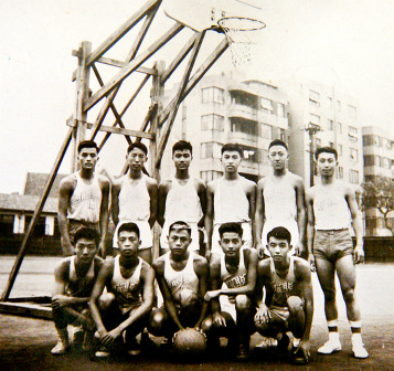 1952年,上海市市西中学骏骥篮球队(前排右一为厉声教)