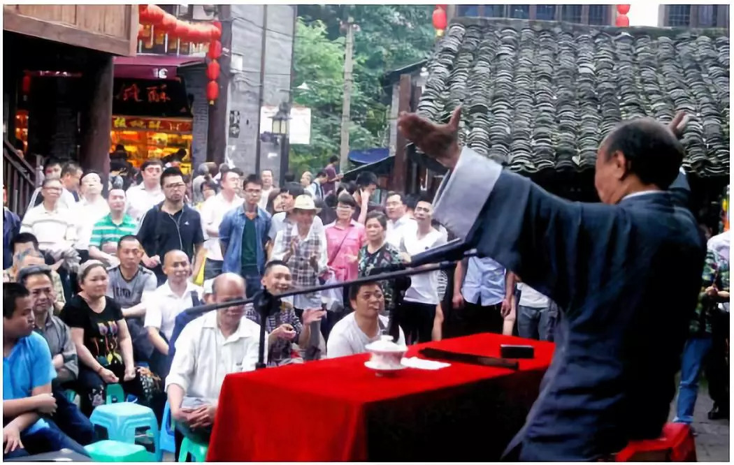 曾令弟的评书表演 