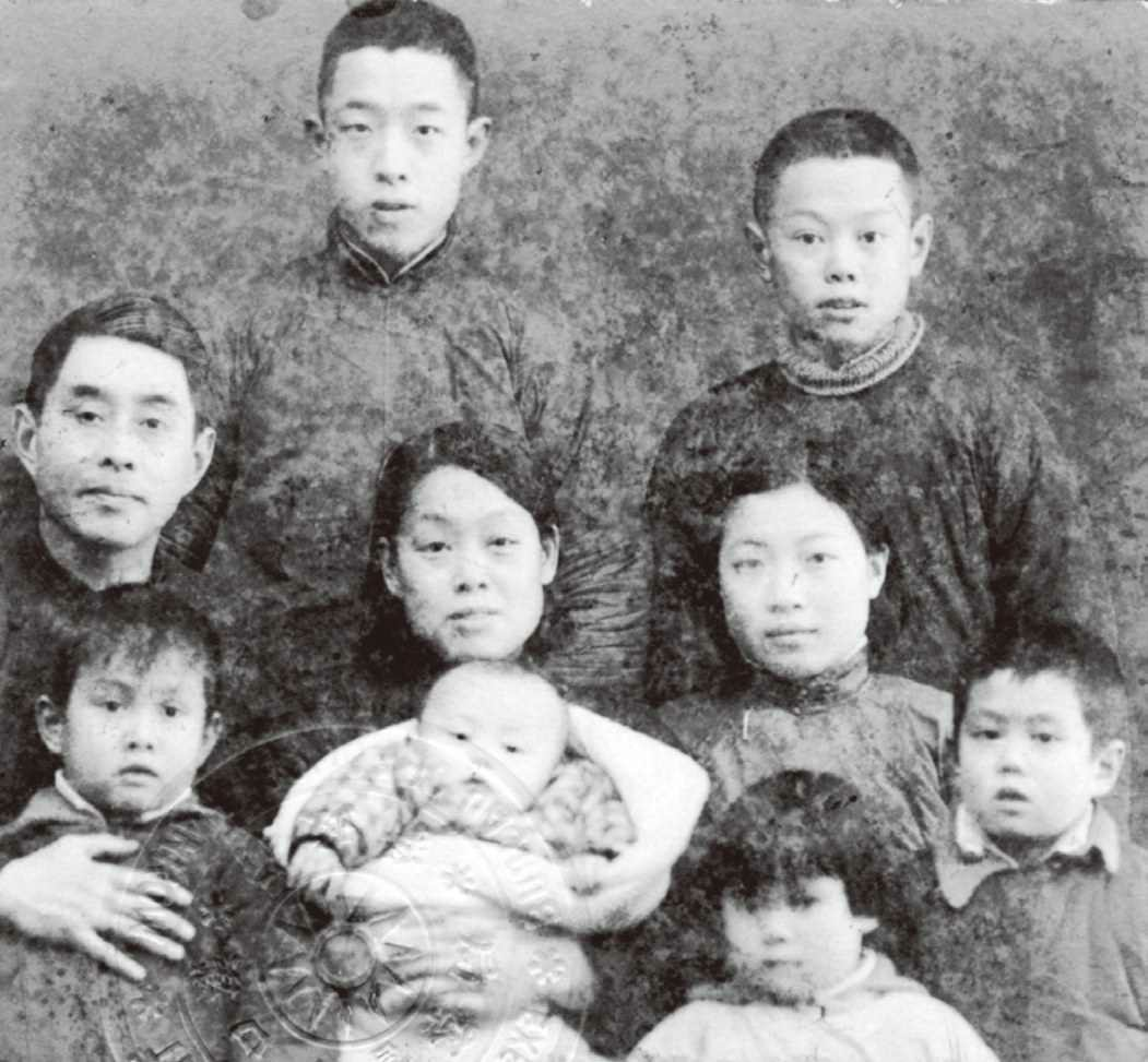 1938年2月，全家汉口留影（包括堂哥、堂姐）
