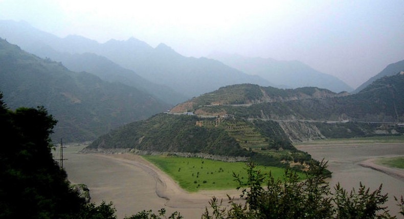 碧口水库关头坝，左是白水江，右是白龙江