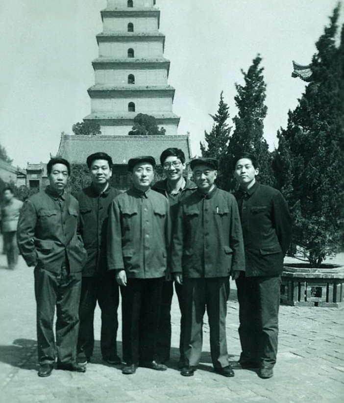 1983年，西安留影。左起：贾平凹、刘心武、林斤澜，右二汪曾