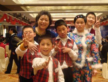学生和老师们在一起