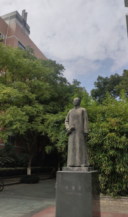 浙江理工大学校园内史量才先生铜雕