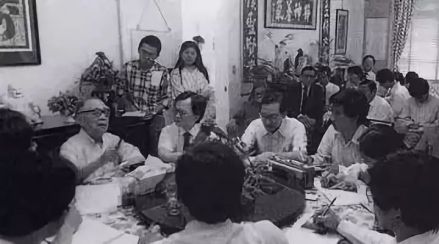钱穆（画面左侧坐着的老者）最后一次授课