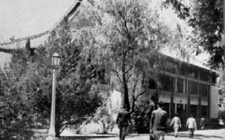 1952年，图书馆迁至原燕京大学图书馆馆舍