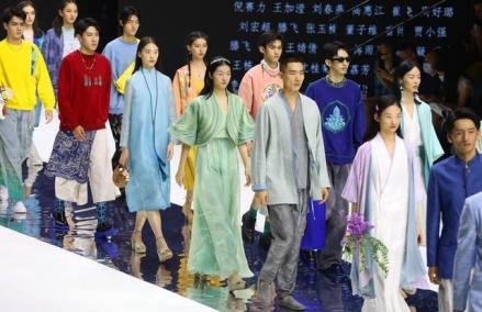 模特在2022春夏中国国际时装周上展示设计师楚艳设计的时装 
