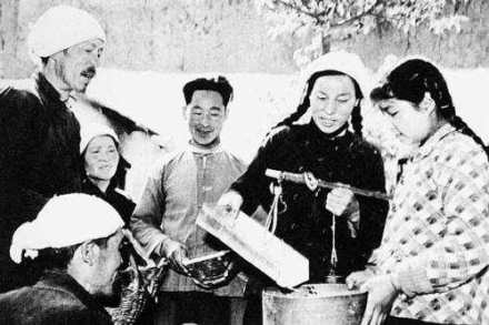 申纪兰（右二）