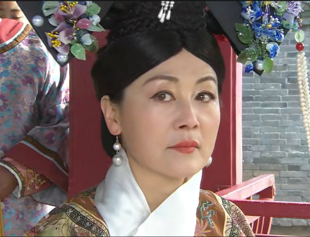 《龙号机车》中的慈禧（王姬饰）