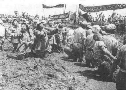 1952年汛前抢建荆江分洪工程清淤现场