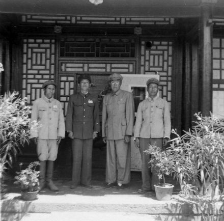 郑新潮（左一）载涛（右二）在军委马政局