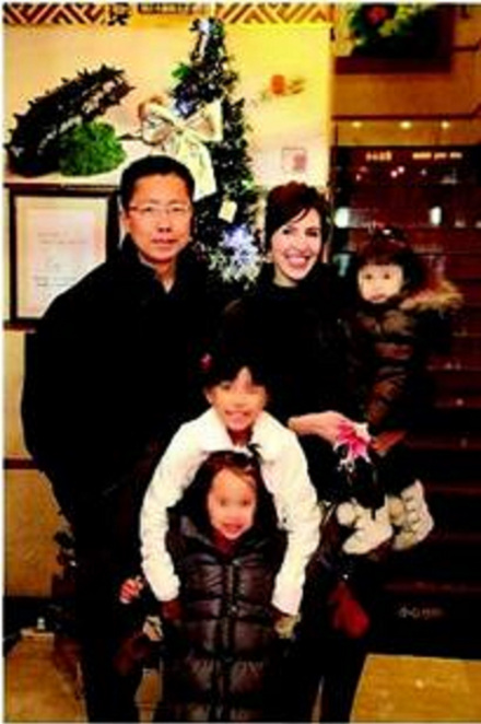 三峡晚报讯 李阳及其妻子儿女 
