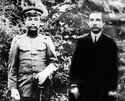1912年阎锡山与孙中山合影