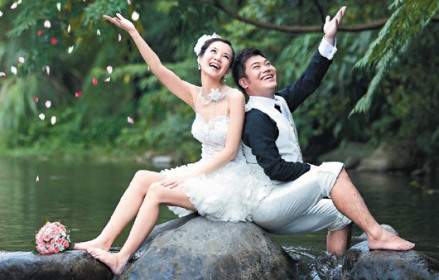 马国毕开心和谢依纯拍婚纱照 