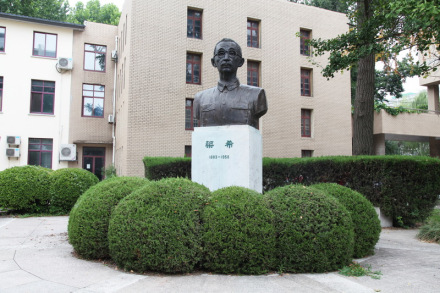 梁希塑像