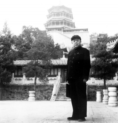 1977年，70岁的邓广铭在颐和园