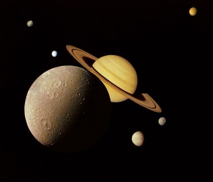 土星全家福，根据旅行者1号飞船拍摄的照片合成