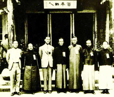 1941年在西南联大，陈岱孙(左三)