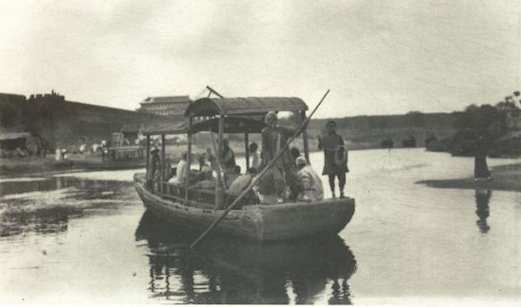 1920年代大通桥段的游船